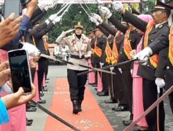 Tradisi Pedang Pora Warnai Serah Terima Jabatan Kapolres Magelang Kota