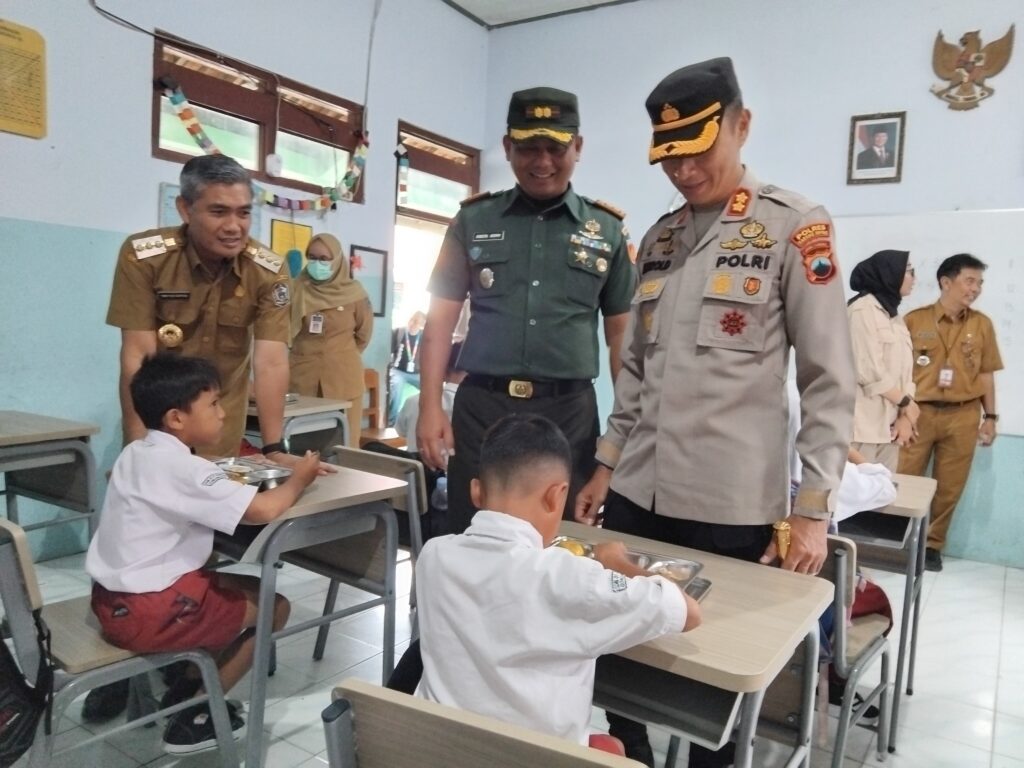 Penjabat (Pj) Bupati Karanganyar Timotius Suryadi didampingi Kapolres AKBP Jerrold Hendra Yosef Kumontoy, Dandim 0727 Letkol Inf Andri Armi Yudha saat meninjau Program MBG di SDN 1 Plesungan, Senin (13/1/2025|Iwan)..