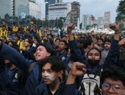 Mahasiswa Pimpin Protes ‘Indonesia Gelap’, Menentang Pemangkasan Anggaran