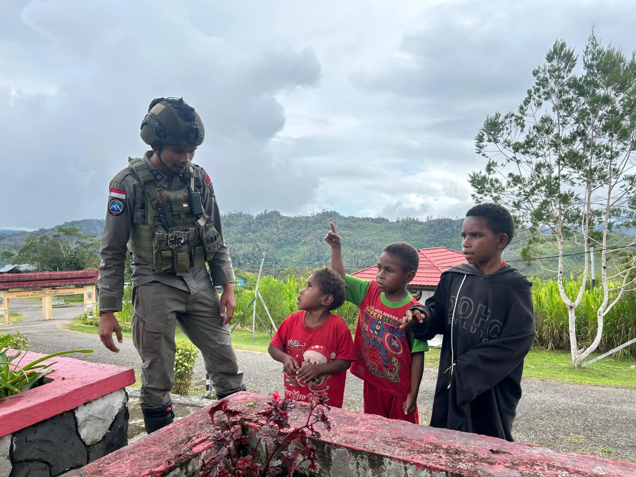 Patroli Dialogis Satgas Damai Cartenz di Oksibil Pererat Hubungan Warga