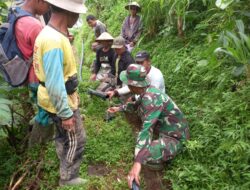 TNI dan Warga Bersinergi Bangun Saluran Air Bersih di Dusun Surodadi, Wonolelo