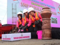 Pembangunan SMP Kemala Bhayangkari Karanganyar Dimulai: Peletakan Batu Pertama oleh Ny. Juliati Sigit Prabowo