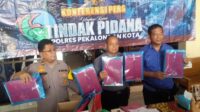 Kasat Reskrim Polres Pekalongan Kota AKP Yoyok Agus Waluyo (kanan), didampingi Ps Kasi Humas Iptu Purno Utomo, menunjukkan barang bukti kasus penggelapan modus kredit fiktif oleh oknum karyawan Kospin Jasa, dalam konferensi pers di mapolres setempat (FOTO by Kermit)
