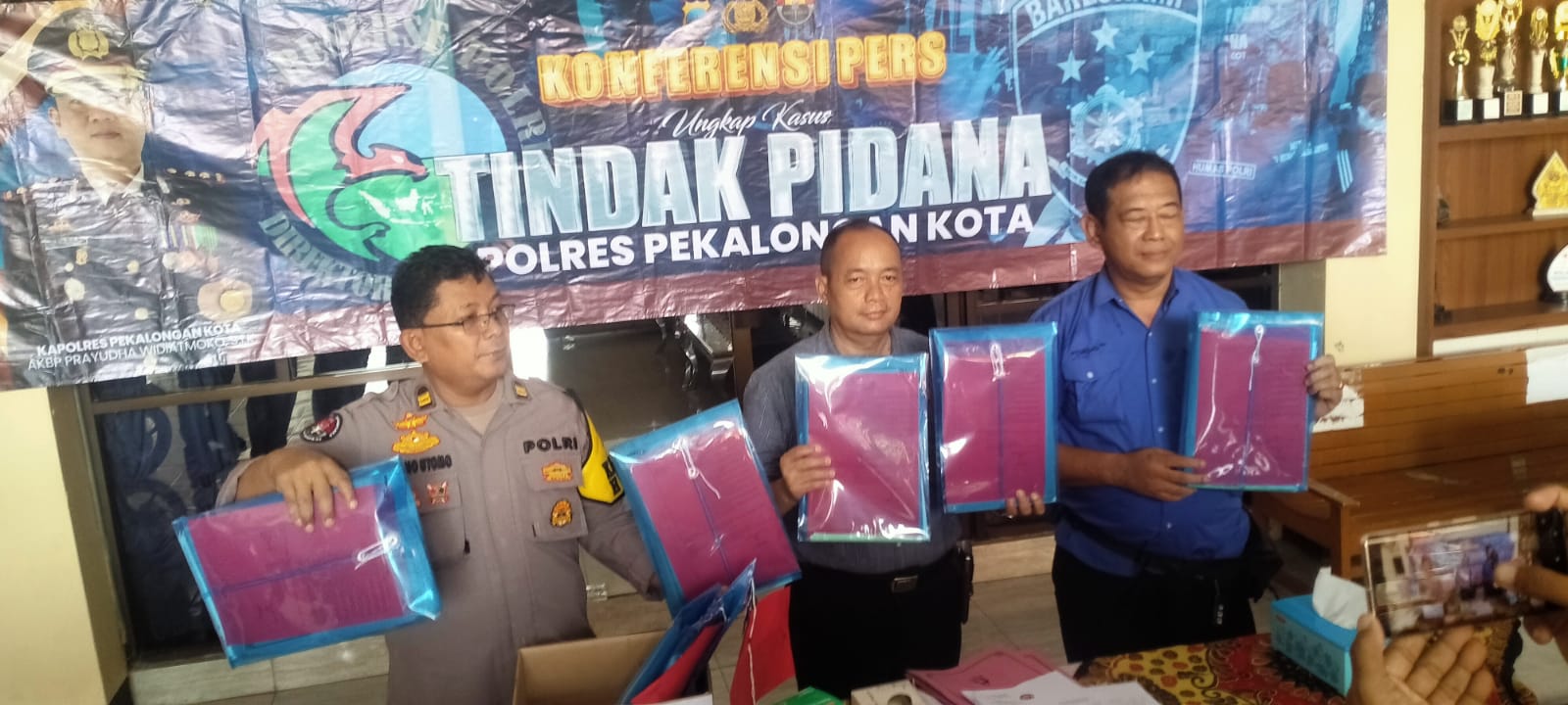Kasat Reskrim Polres Pekalongan Kota AKP Yoyok Agus Waluyo (kanan), didampingi Ps Kasi Humas Iptu Purno Utomo, menunjukkan barang bukti kasus penggelapan modus kredit fiktif oleh oknum karyawan Kospin Jasa, dalam konferensi pers di mapolres setempat (FOTO by Kermit)