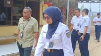 Perwakilan PT KAI bersama staf ahli DPR RI meninjau rumah warga terdampak banjir bandang di Kedungwuni Barat, Kabupaten Pekalongan, Senin (3/3/2025). (Foto- Kermit)
