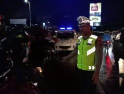 Aksi Simpatik Satlantas Polresta Solo: Bagikan Takjil, Pengendara Kaget Dikira Kena Tilang