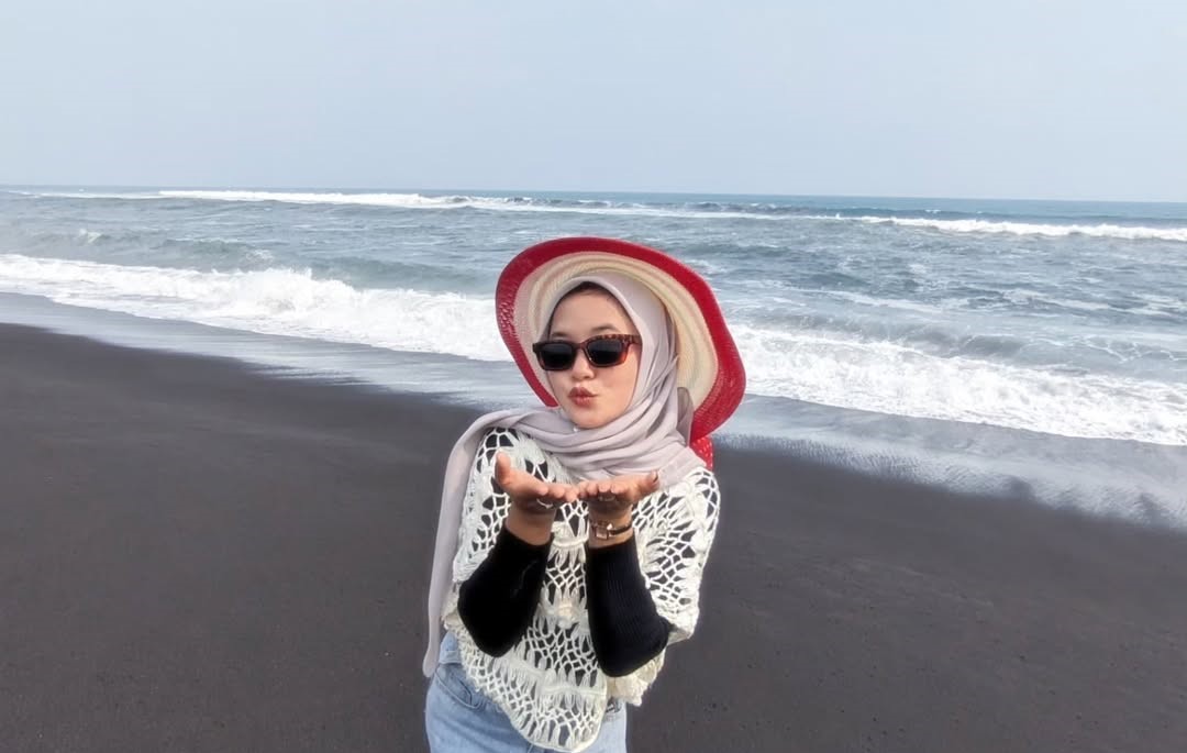 Pantai Watu Pecak Lumajang