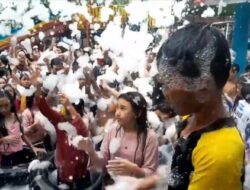 Tradisi Padusan Unik di Magelang: Mandi Busa di Kolam Air Hangat Lintang Waterpark Diserbu Ribuan Pengunjung
