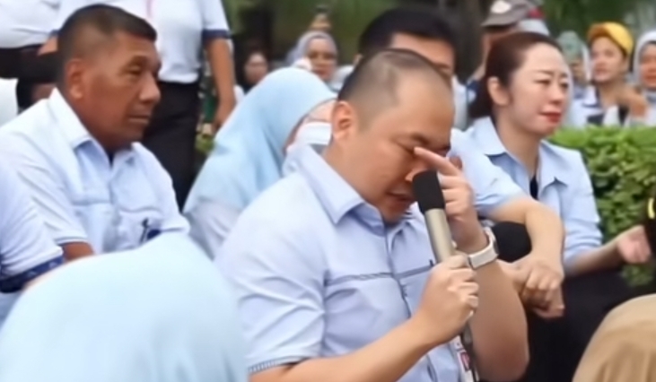 Suasana Haru, saat Pimpinan Sritek, menyampaikan salam perpisahan, kepada ribuan karyawan Sritek