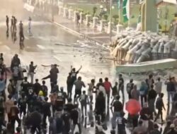 Demo Tolak UU TNI di Surabaya Ricuh, Mahasiswa dan Polisi Bentrok di Depan Gedung Grahadi