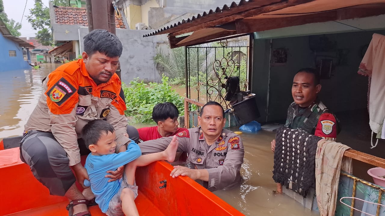 Polisi membantu warga evakuasi