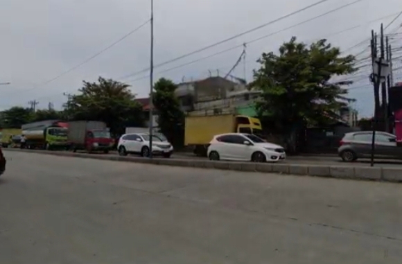 Kendaraan di Jalan Ki Wajar Dewantoro, Pekalongan.