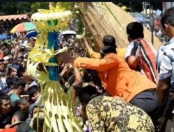 Ribuan Ketupat Berisi Uang Ludes Jadi Rebutan