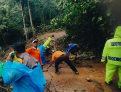 Tanah Longsor di Jalur Cangar-Batu Mojokerto, Dua Mobil Tertimbun, Satu Korban Meninggal