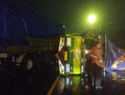Ban Selip, Truk Gandeng Bermuatan Sabun Terguling di Tengah Jalan