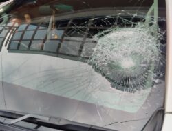 Aksi Pelemparan Batu Pecahkan Kaca Mobil di Klaten, Terekam Jelas Kamera Dashcam