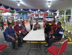 Pastikan Ibadah Misa Berjalan Lancar, Personel Korbrimob Laksanakan Pengamanan Di Gereja Paroki Santo Thomas Dan GPIB Gideon