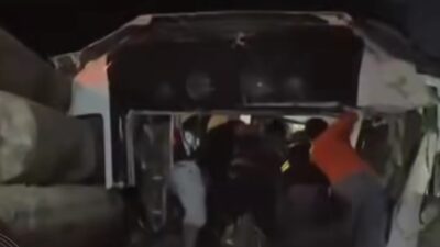 Kecelakaan Truk Vs KRL Jenggala di Gresik, Perjalanan Kereta Terganggu