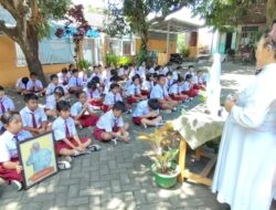 Siswa SD Santo Fransiskus Gelar Doa Bersama Mengenang Paus Fransiskus