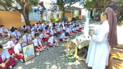 Siswa SD Santo Fransiskus Gelar Doa Bersama Mengenang Paus Fransiskus