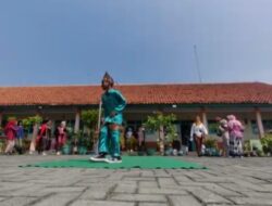 Peringati Hari Pendidikan Nasional, SDN Kandang Panjang 10 Gelar Fashion Show Baju Adat dan Lomba Lagu Daerah