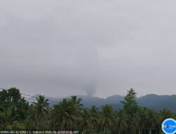 Gunung Dukono di Pulau Halmahera Erupsi