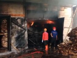 Pabrik Kayu Milik Pengusaha dan Anggota DPRD Pekalongan Terbakar, Saat Sholat Jumat