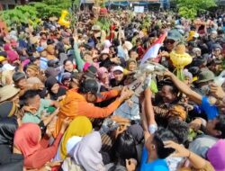 Warga Ngemplak Boyolali Gelar Sedekah Waduk Cengklik, Ungkap Syukur dengan Berebut Gunungan Ikan