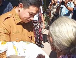 Walikota Kupang Bagikan Beras Bantuan Pemerintah Bagi Masyarakat Kurang Mampu