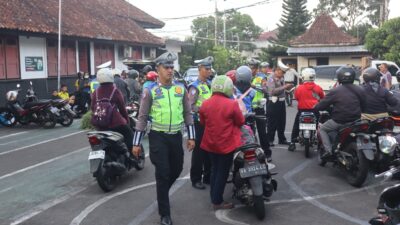 Kapolres Magelang Kota Pimpin Operasi Patuh Candi, Tindak Pelanggaran Helm Hingga Knalpot Brong