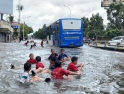 Ratusan Korban Banjir Jakarta Masih Mengungsi, Kemensos Kirim Bantuan
