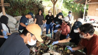 Mahasiswa UGM dan Unpad Bersihkan Sampah dari Bantaran Sungai Citarum, KKN Kolaborasi
