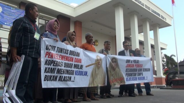 Bentangkan Poster , Gugat Pra peradilan Pihak kepolisin