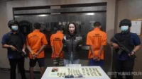 1602304