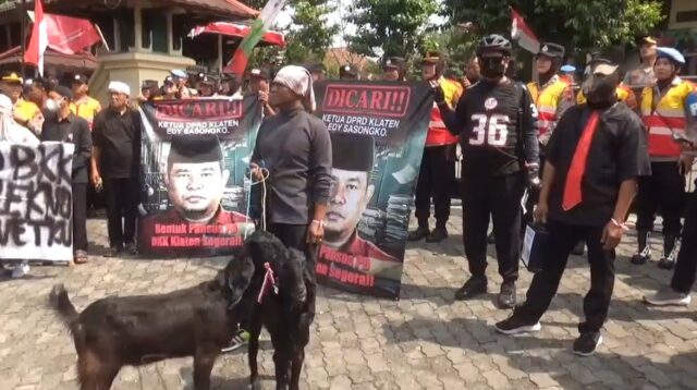 warga kepung dprd klaten